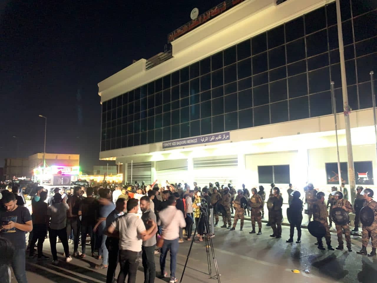 فيديو:احتجاجات شعبية تغلق مكتباً لمنح الفيزا التركية في كربلاء