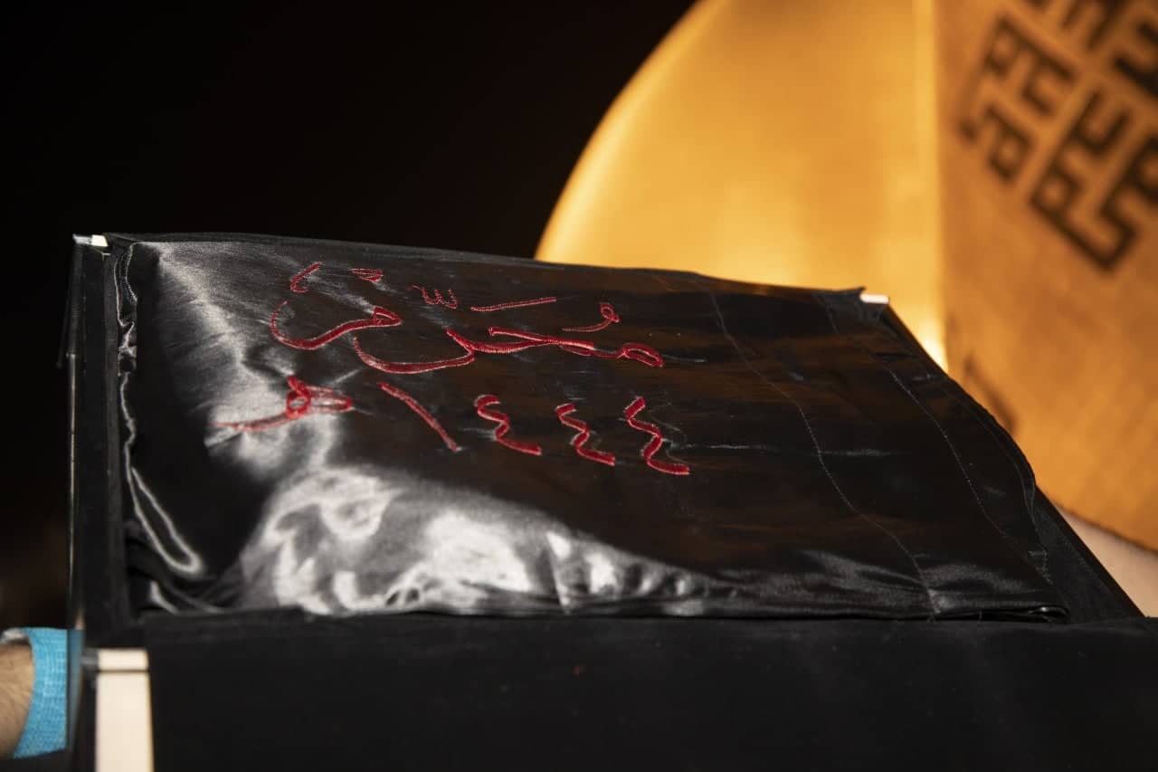 مع بدء شهر محرم الحرام :تقرير مصور عن استبدال راية مرقد العباس بن علي (ع) الحمراء بالسوداء