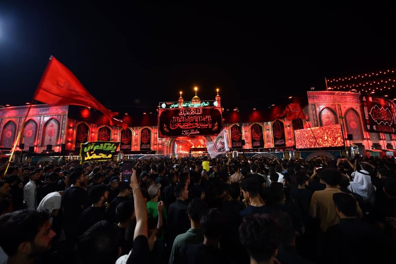 شاهد بالفيديو:لقطات جوية حصرية لاستبدال راية قبة الامام الحسين (ع) في كربلاء