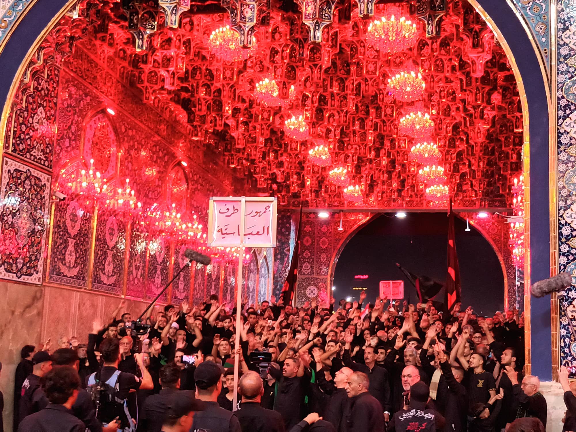 بالصور:المواكب العاشورائية تنتقد في قصائدها الحسينية حالات الفساد وتخريب البلاد