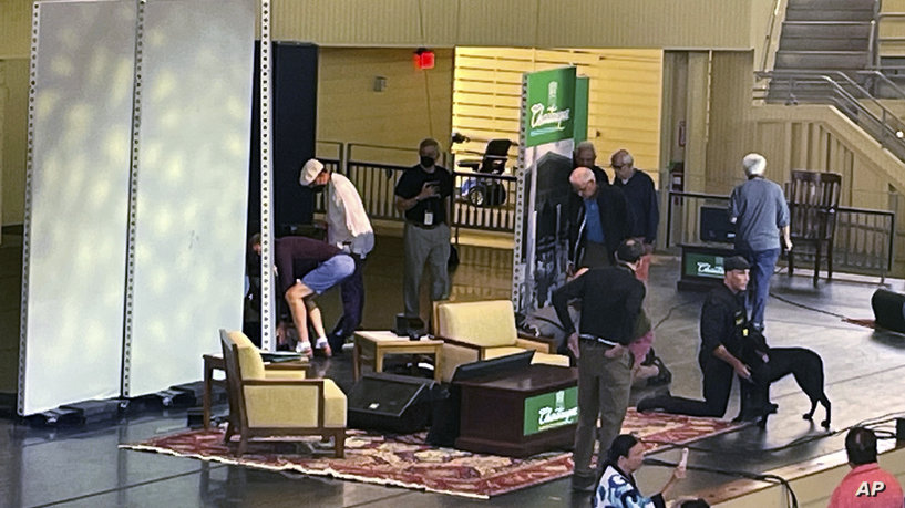 وكيل اعماله :سلمان رشدي قد يفقد احدى عينيه