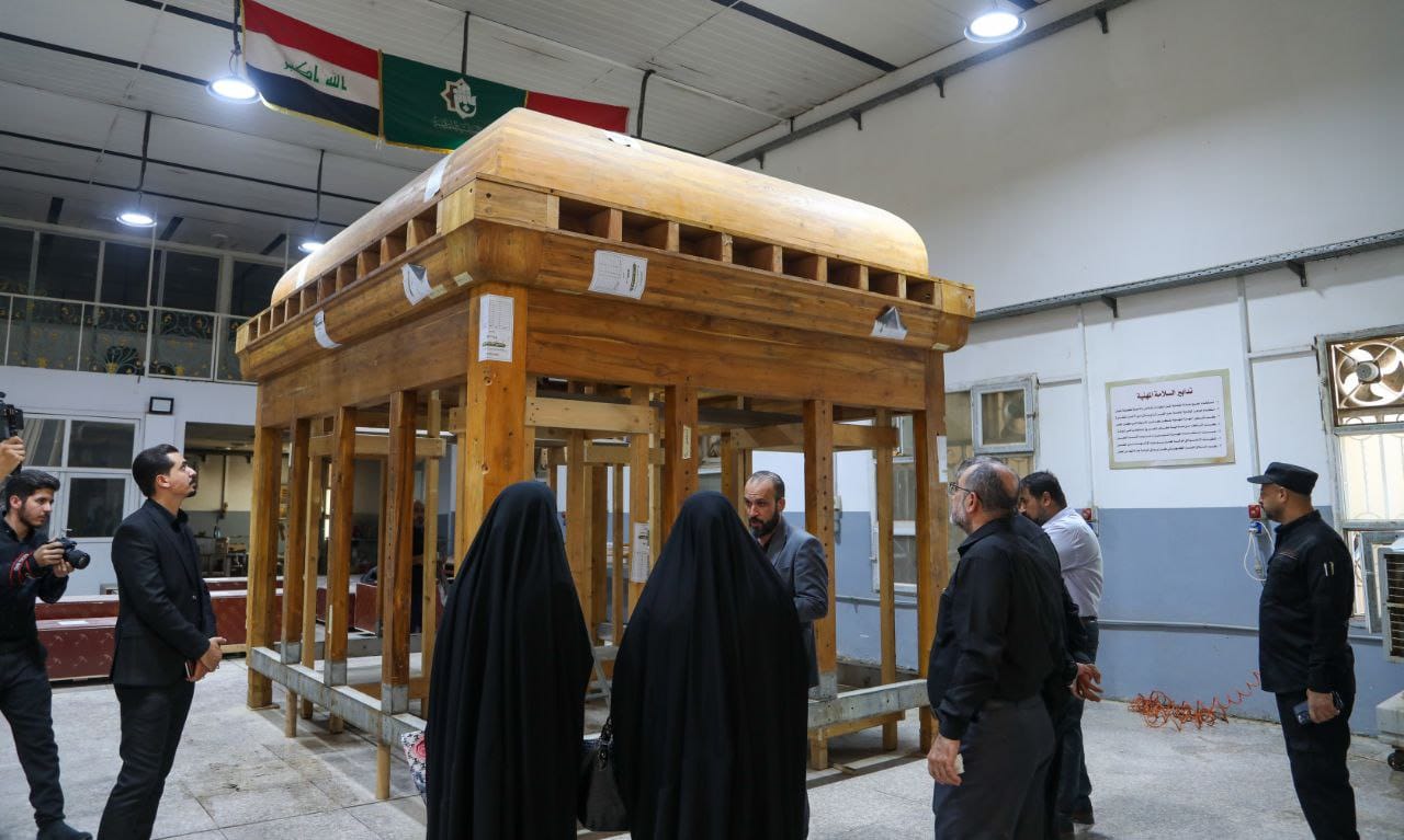 بالصور:وفد حكومي يزور موقع صناعة شباك مرقد السيدة زينب  وحشد العتبات يؤكد جاهزيته لتنفيذ الواجب