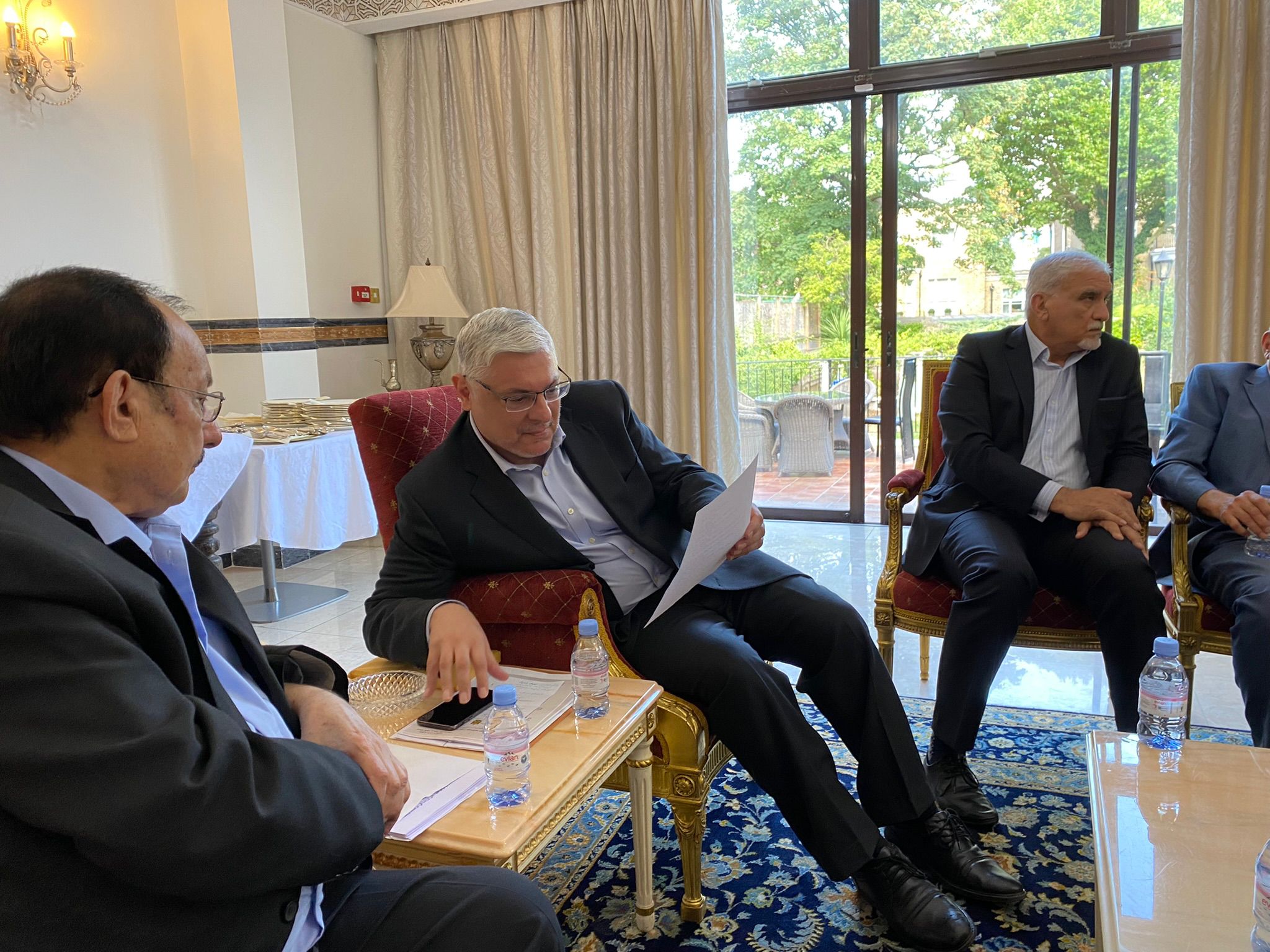 بالصور .. جعفر الصدر يناقش مع خبراء عراقيين في لندن "برنامج عمل شامل لإعمار العراق"