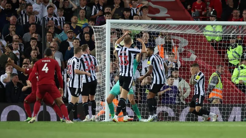 ليفربول يهزم نيوكاسل في الرمق الأخير