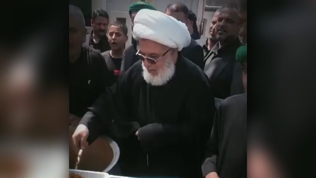 فيديو:الشيخ عبد المهدي الكربلائي يشارك في خدمة زوار الإمام الحسين عليه السلام