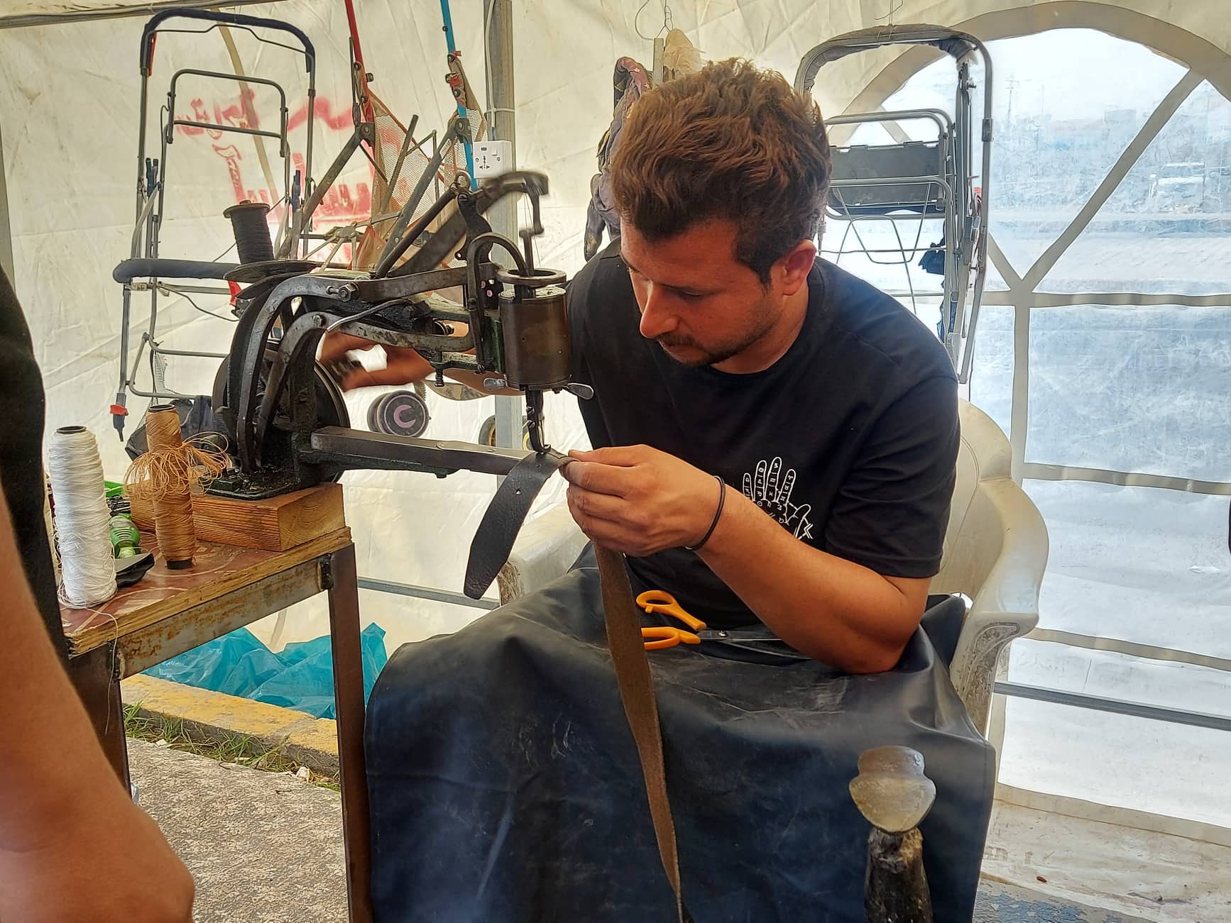 للسنة الخامسة على التوالي .. شباب يسخرون أنفسهم لخدمة زائري الإمام الحسين لتصليح العربات والخياطة (مجانا)