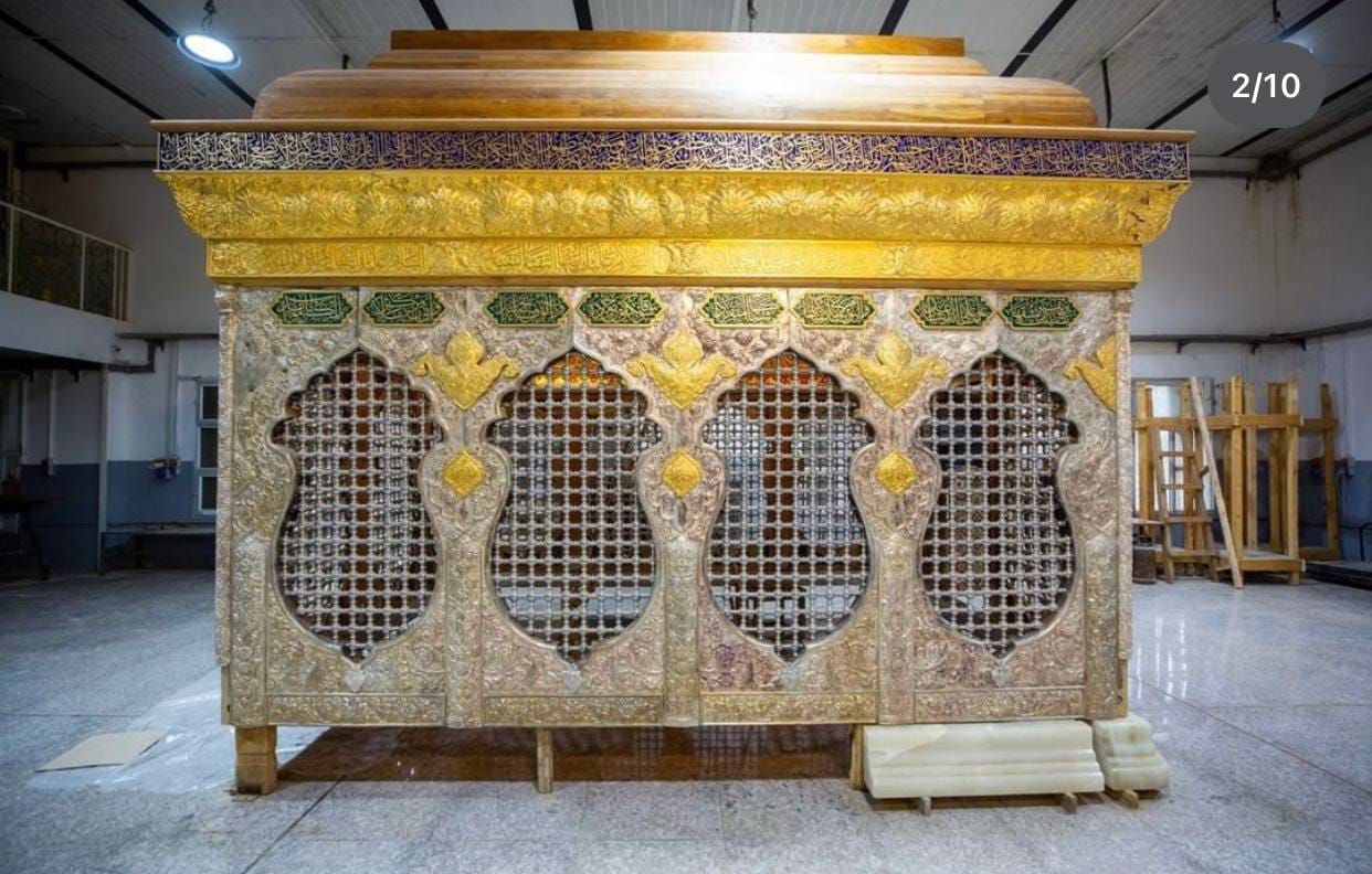 يحتوي على (٣٠٧) كيلو غرام من الذهب والفضة العتبة العباسية تنقل شباك العقيلة زينب الى ضريحها في سوريا(صور)