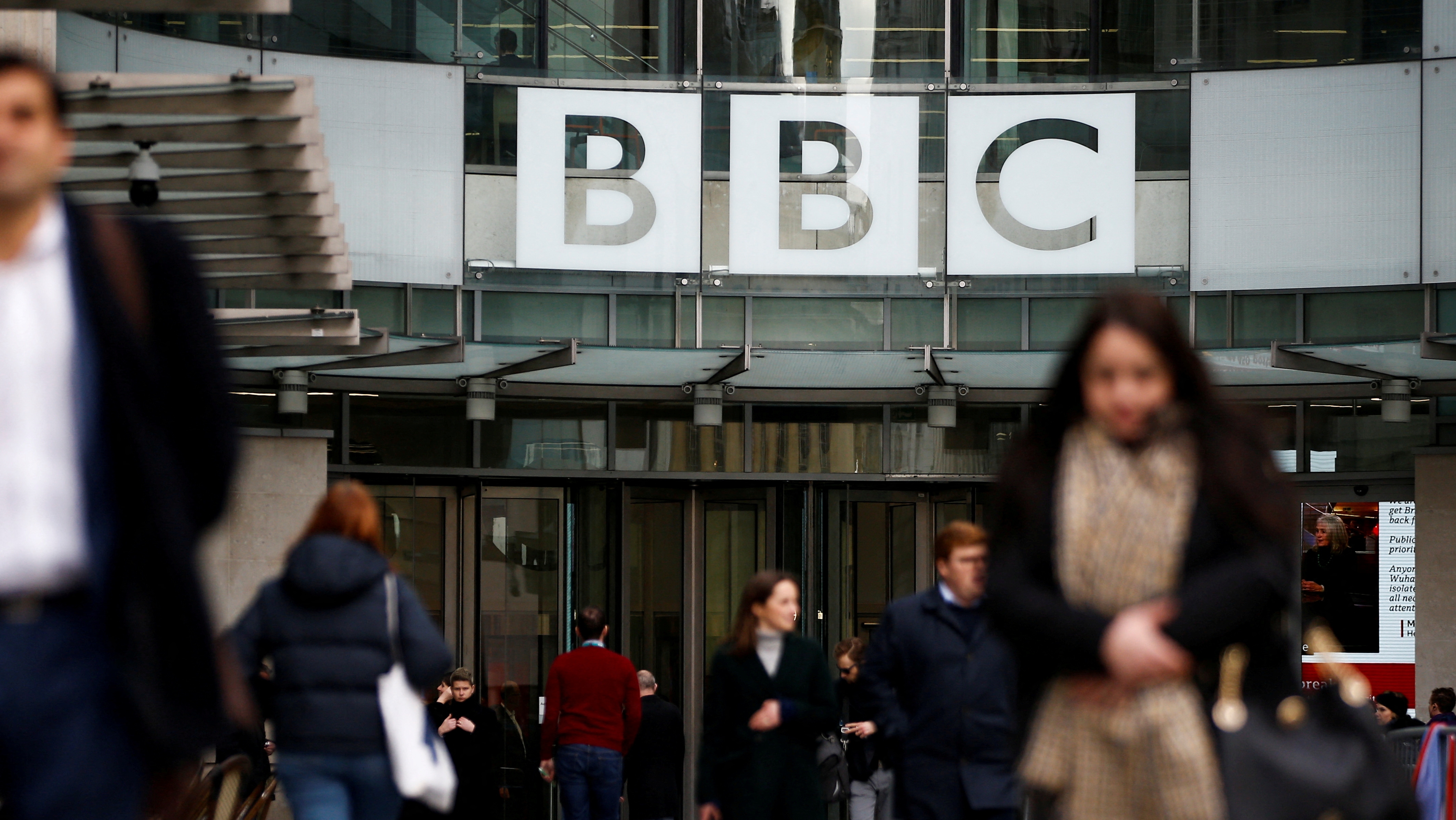 BBC توقف البث الإذاعي بـ10 لغات منها العربية والفارسية وتلغي مئات الوظائف