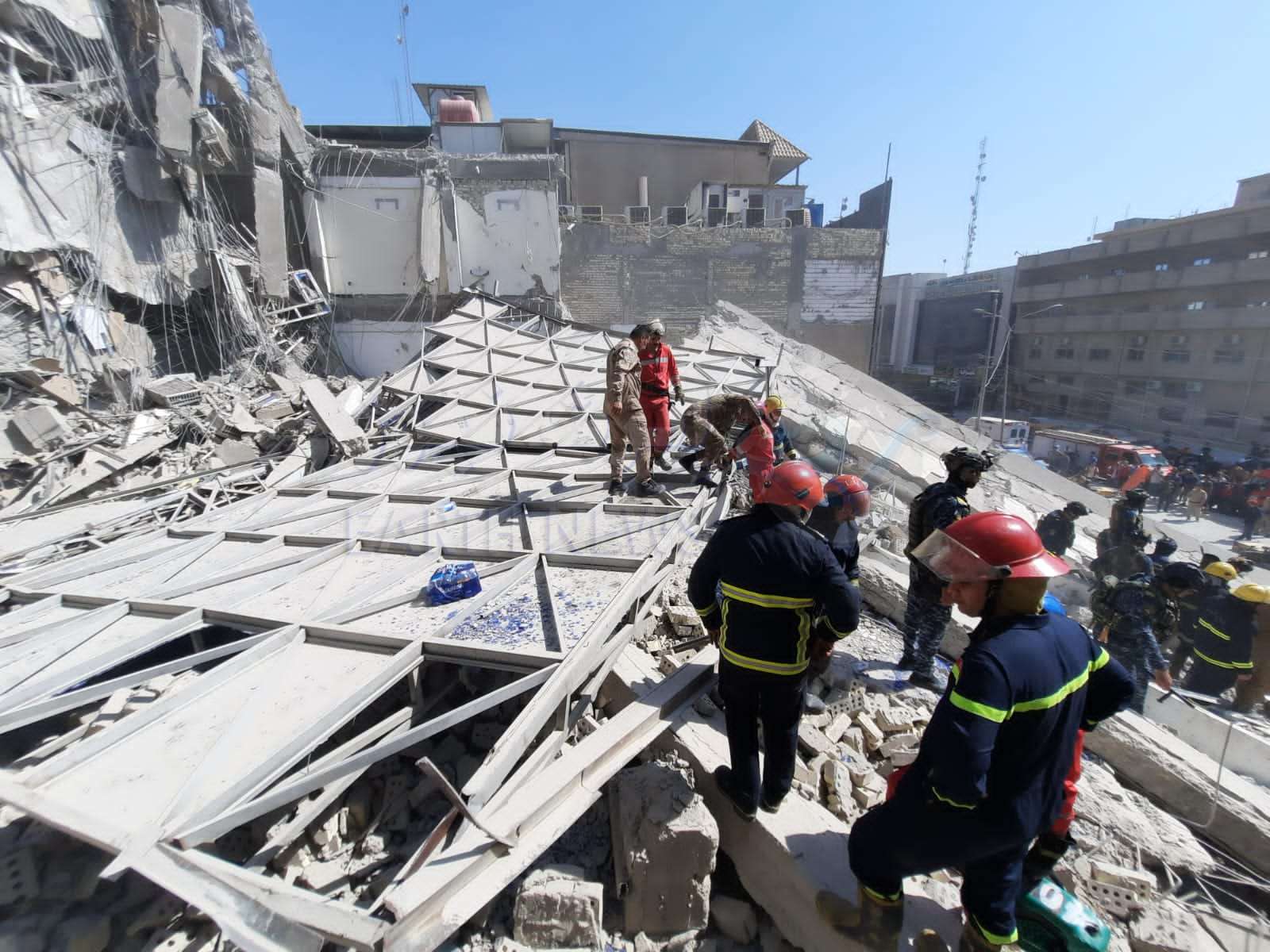 انتشال جثة حارس بناية المختبر الوطني المنهارة وسط بغداد