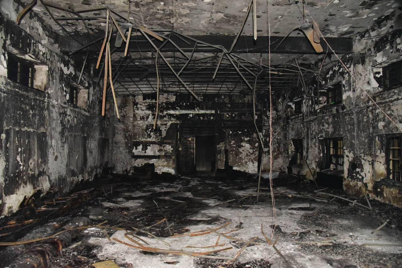 بالصور:محافظ كربلاء يكشف عن القاء القبض على المسببين بحرق احدى المدارس