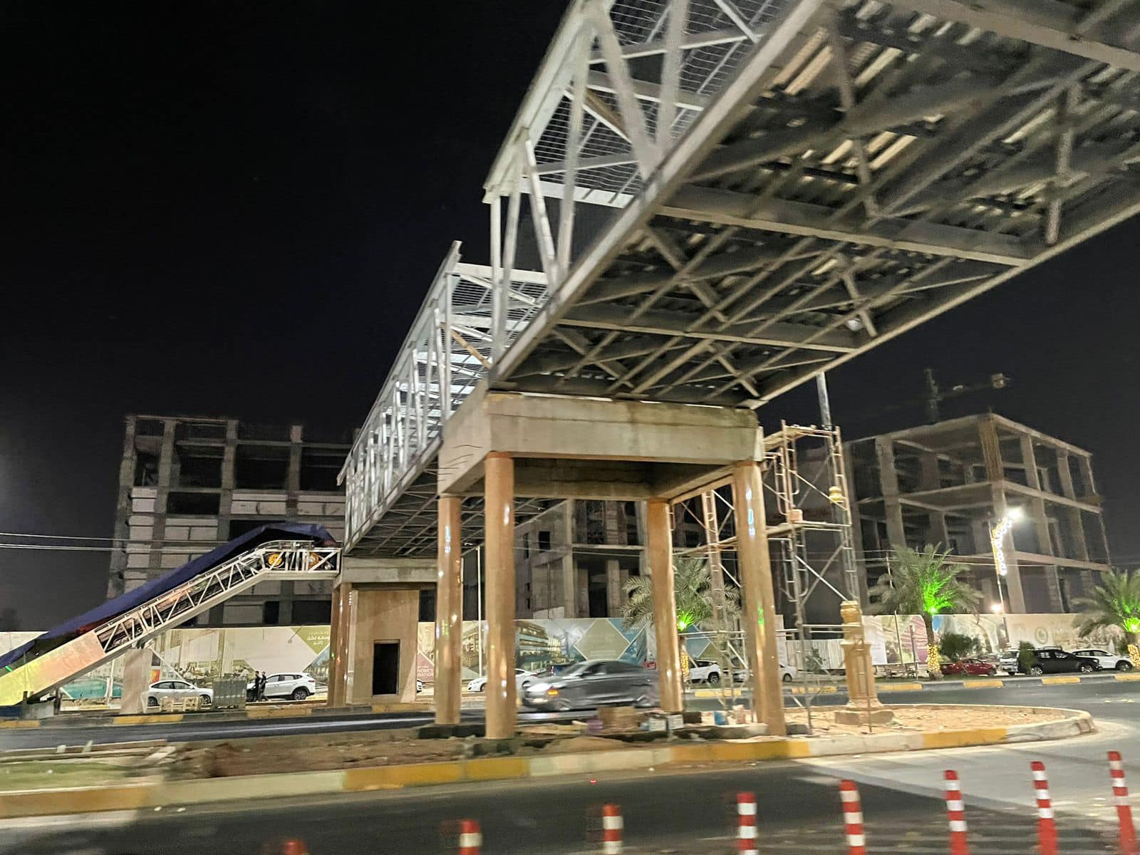 بالصور:نصب سلالم كهربائية في احد الشوارع الحيوية في كربلاء المقدسة