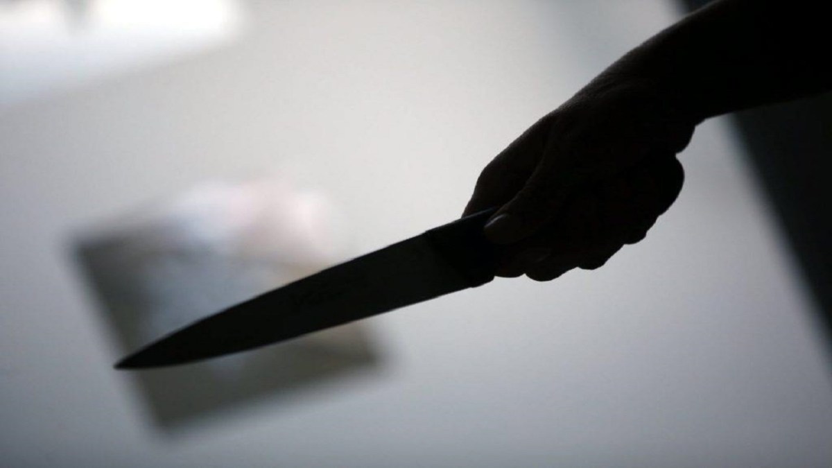 النجف والديوانية .. مقتل رجل على يد زوجته طعنا بسكين وشاب ينهي حياة والده