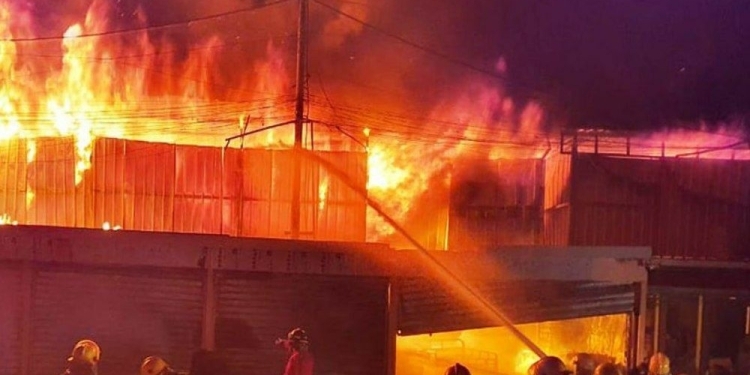 أكثر من 20 مصابًا بينهم مدير الدفاع المدني إثر حريق في بغداد