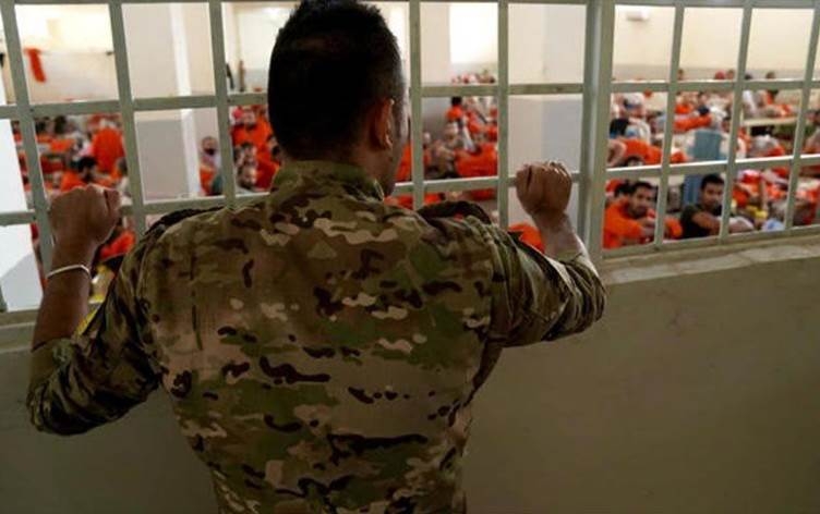 قوات سوريا الديمقراطية تسلّم 50 عنصراً عراقياً بداعش إلى مكافحة الإرهاب في نينوى