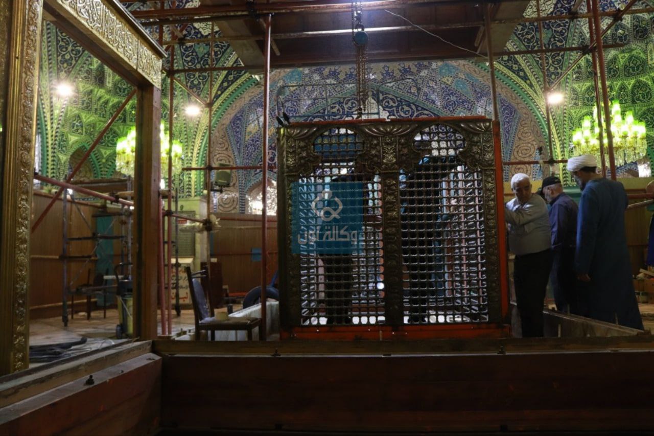 بالصور:تعرف على تفاصيل المرحلة الثانية من عملية ترميم ونصب شباك مرقد السيدة رقية بنت الحسين في سوريا
