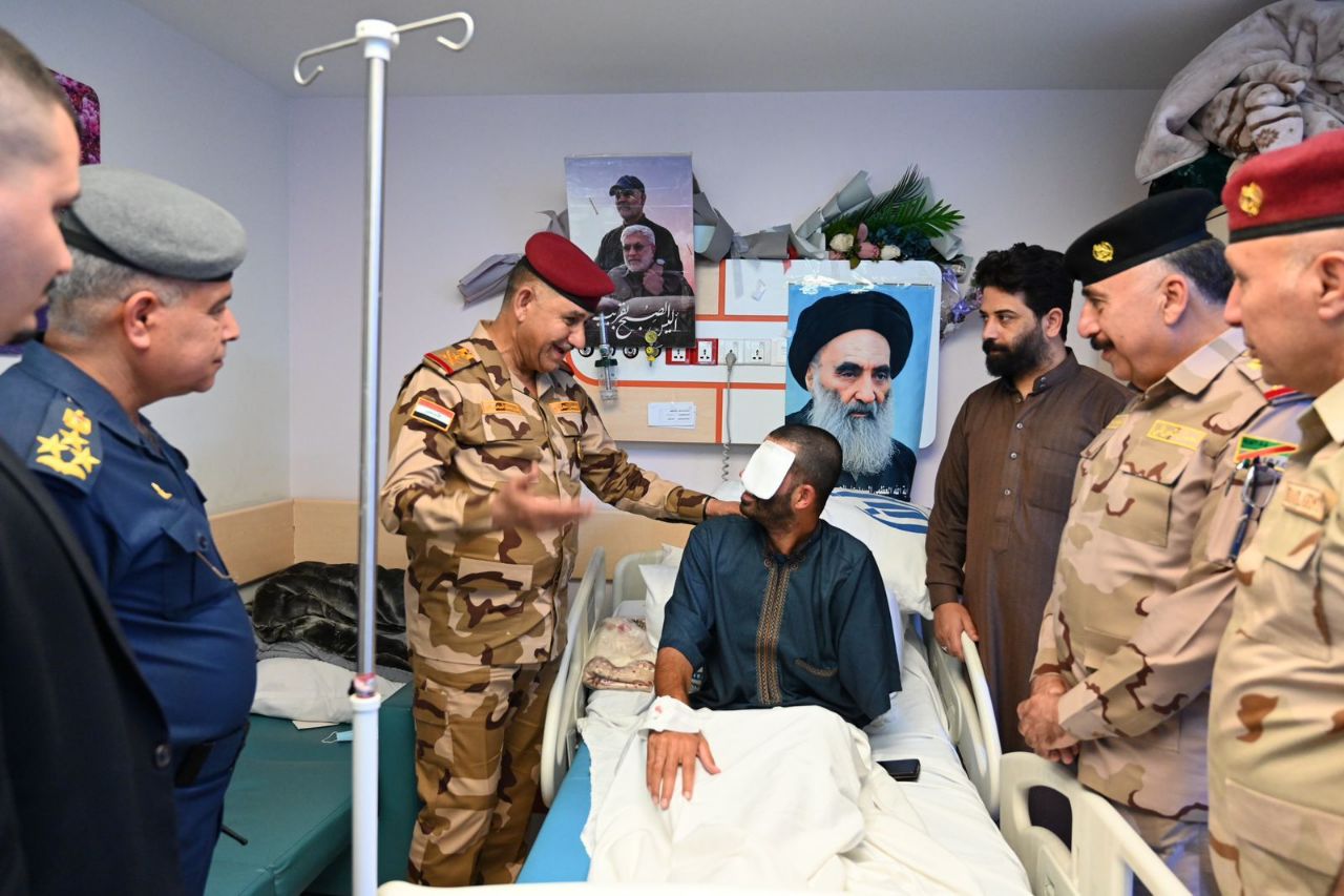 بالصور:نائب قائد العمليات المشتركة يزور جرحى لواء علي الأكبر