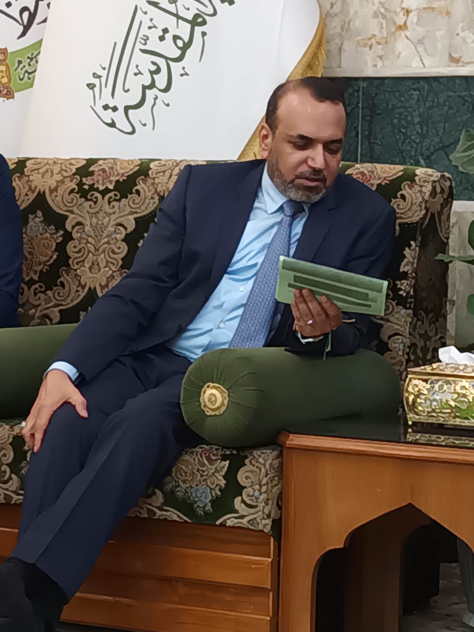 وزير العمل يكشف عن ما يقارب مليون عامل اجنبي بينهم 800 الف غير مسجل وعن مئات الالاف غير مستحقين للاعانة