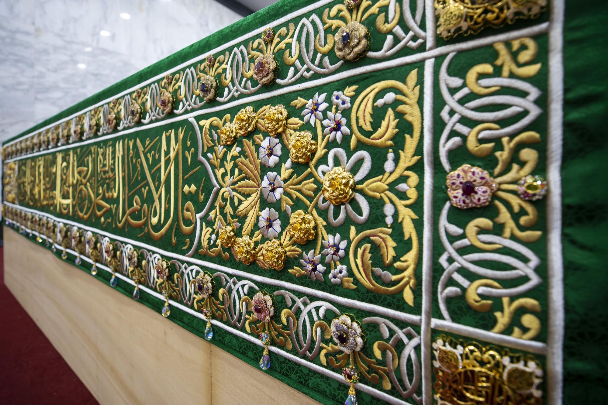 ستُنصب قريباً... تفاصيل مهمّة حول الكسوة الجديدة لضريح أبي الفضل العباس (عليه السلام)