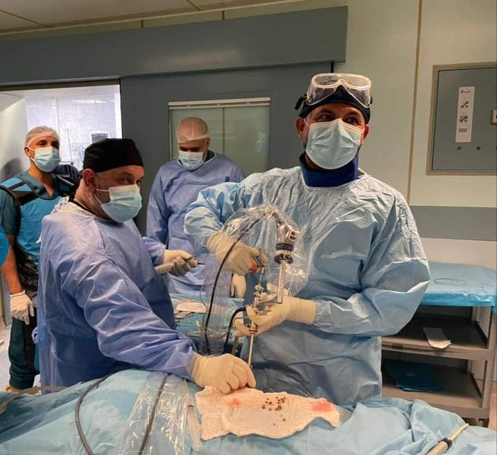 في الـ ( 70 ) من عمرها:إستخراج حصاة الكلية بالمنظار عن طريق الجلد في مُستشفى سفير الإمام الحسين (ع) الجراحي(مصور)