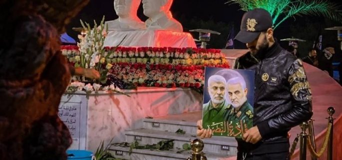 عشية الذكرى الثالثة.. أنصار الحشد يحيون ذكرى استشهاد المهندس وسليماني قرب مطار بغداد