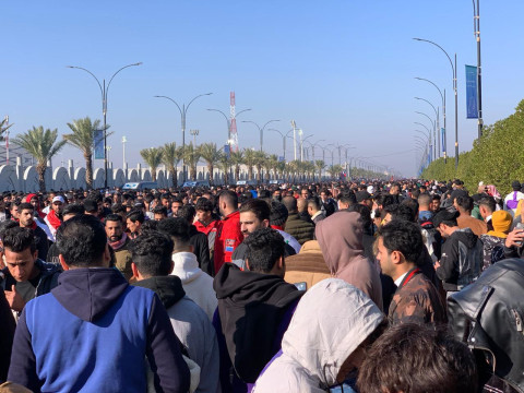 الجماهير الرياضية تبدء بالانسحاب من أمام بوابات ملعب "جذع النخلة"