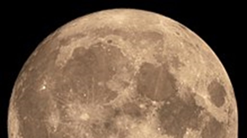 القمر يقترب من الأرض لأول مرة منذ حوالي ألف عام