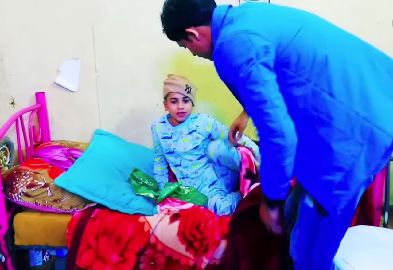 بالصور:بايش وأيمن  يتكفلان بعلاج (علي) المصاب برصاصة الرمي العشوائي بعد فوز المنتخب بخليجي 25