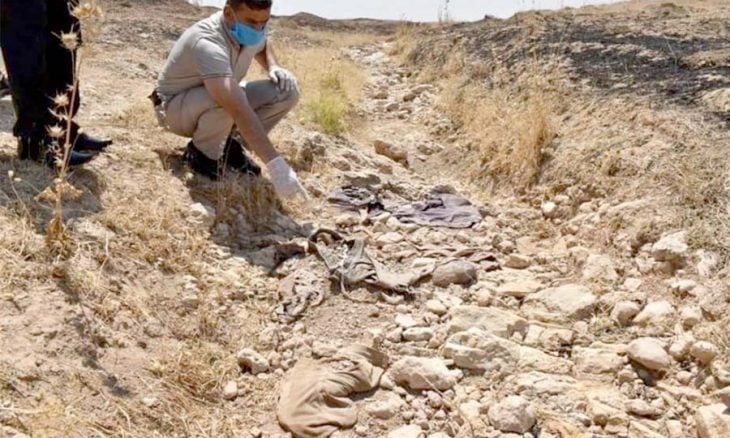 “الدفاع” العراقية تستخرج رفات 12 شخصاً قضوا في حرب الثمان سنوات
