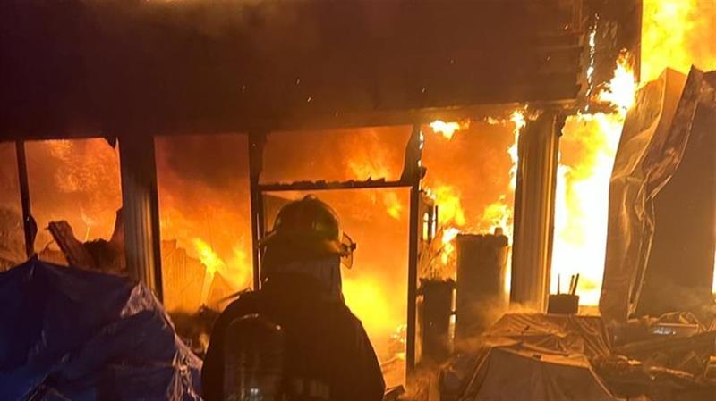 بالصور:انتشال جثة حارس 'باكستاني' الجنسية اثر حريق هائل اندلع ببناية تجارية في البصرة