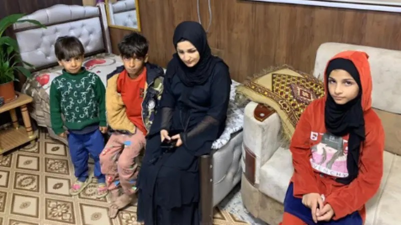 الأب الذي شغل العراقيين في قبضة الشرطة.. وصورة لعائلته هانئة