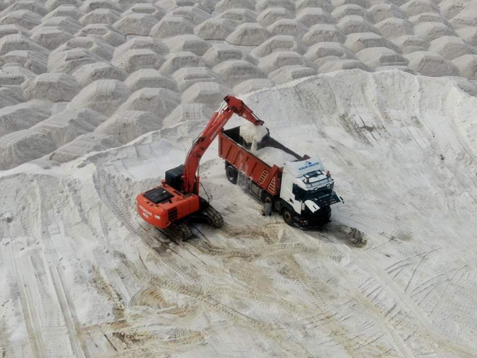 بالصور:العراق يستثمر في مملحـة البصـرة للوصول الى انتاج يبلغ ( ٥٠٠ ) ألف طن سنوياً