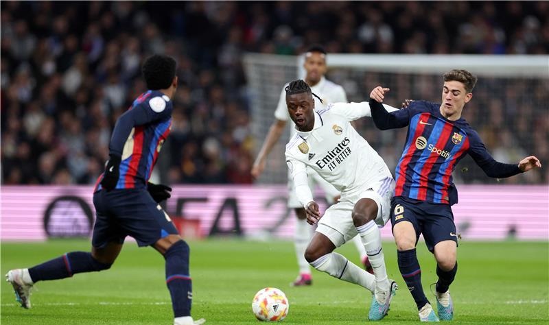 برشلونة يتغلب على ريال مدريد في كلاسيكو الأرض