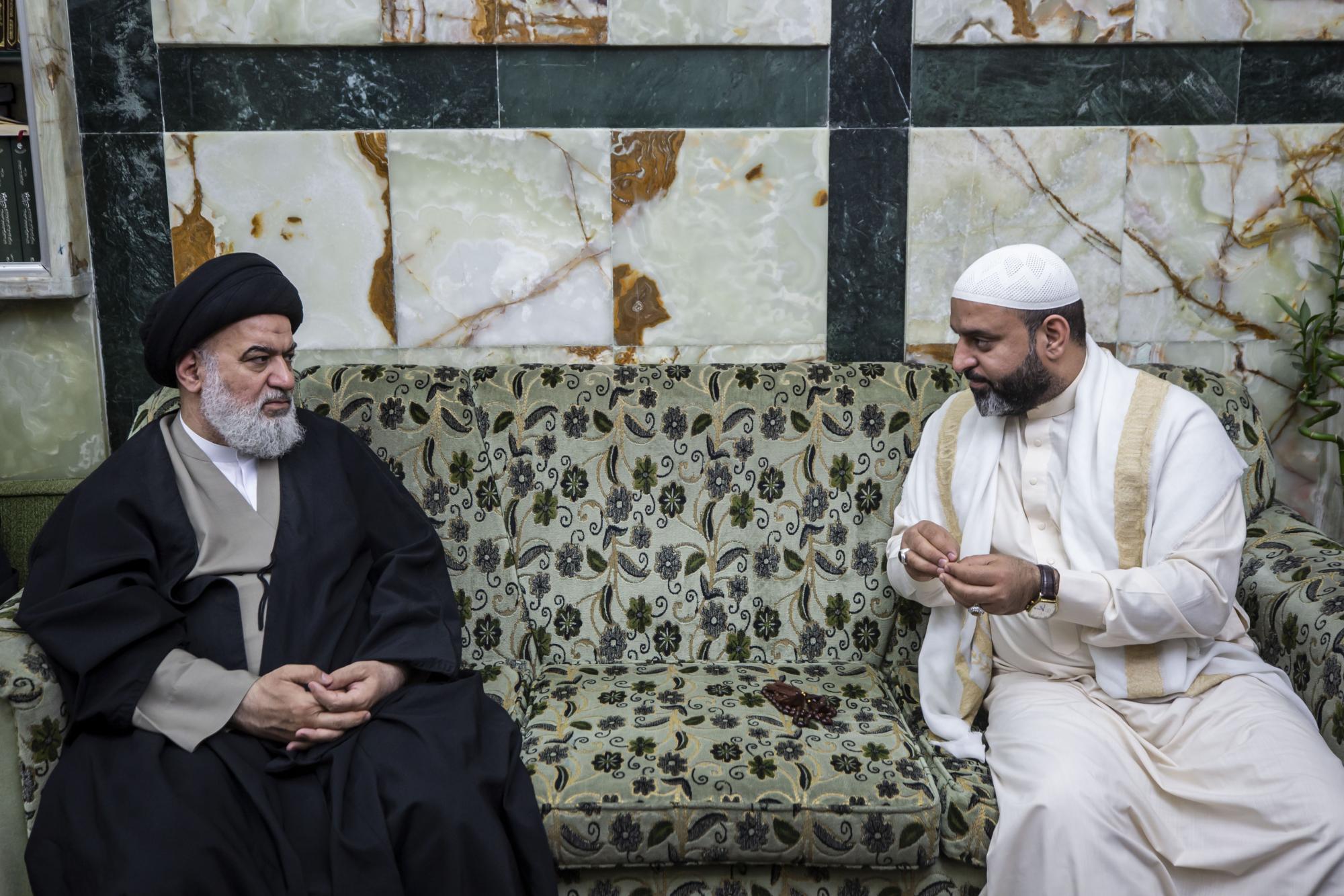 السيد احمد الصافي يكرم عراقيا حصل على المركز الثاني  في مسابقة دولية للقران في دولة قطر