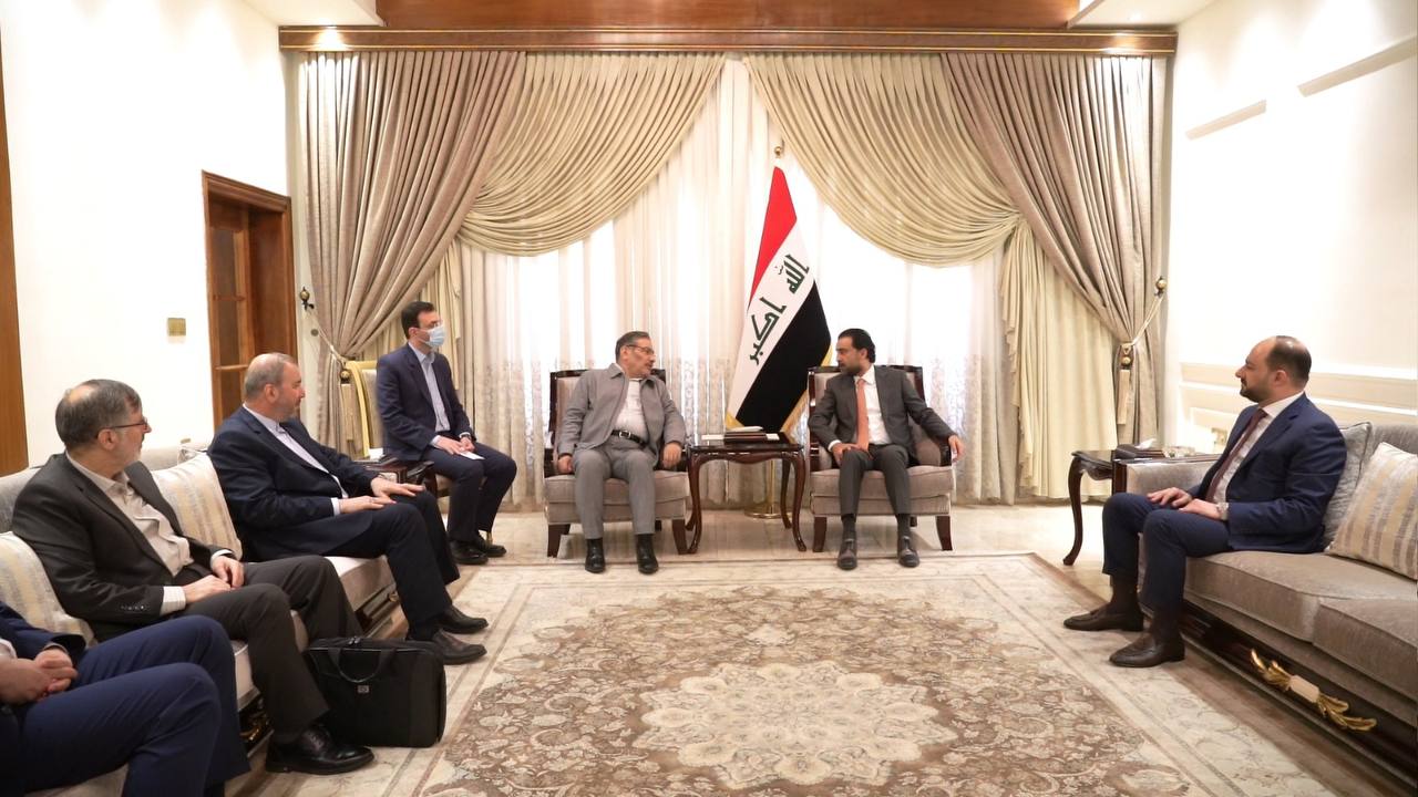 الحلبوسي يستقبل شمخاني ويرحب بعودة العلاقات بين إيران والسعودية