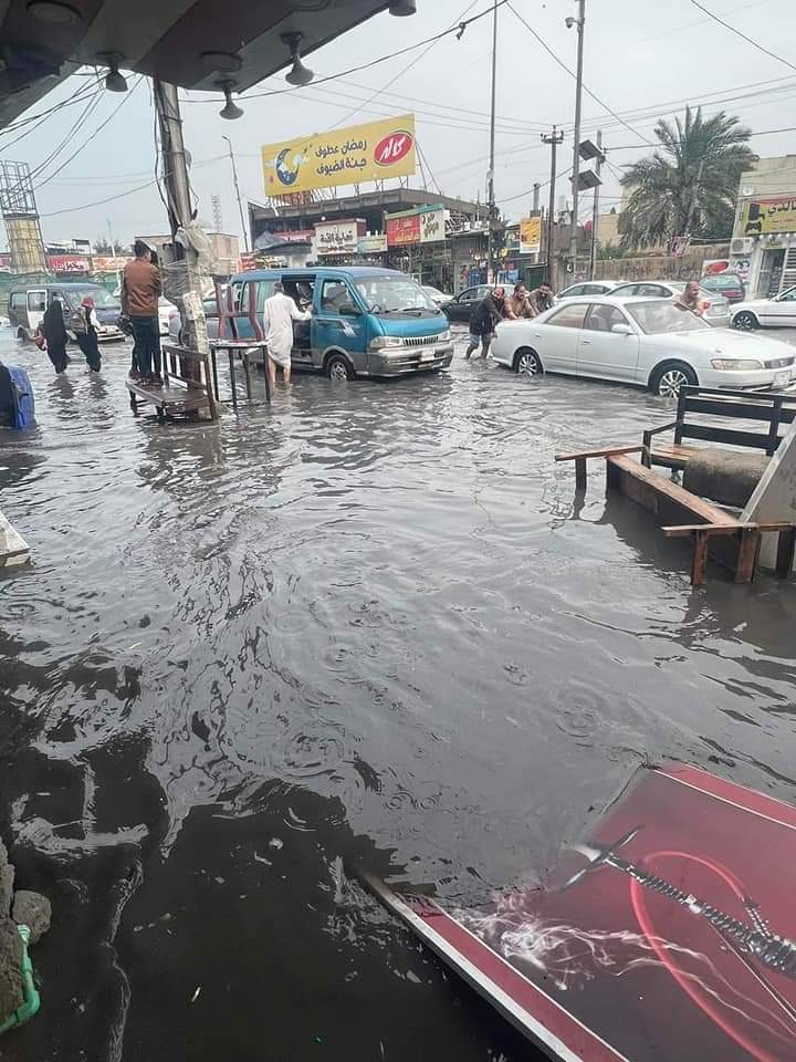 بالصور:المياه تغمر شوارع النجف إثر هطول أمطار غزيرة