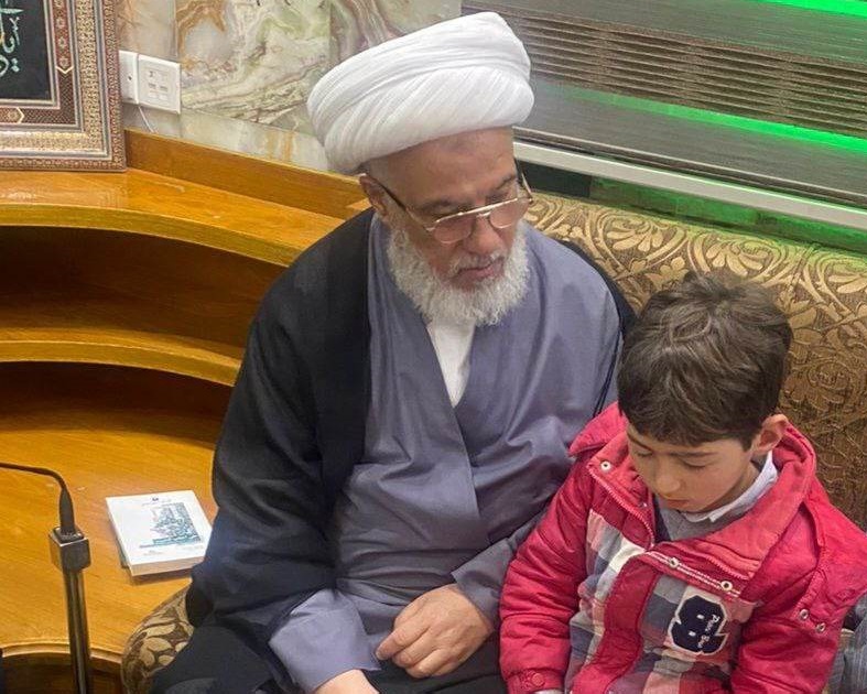 استقبله ممثل السيستاني العتبة الحسينية تعالج اول طفل سوري منكوب مجانا في مستشفياتها(مصور)