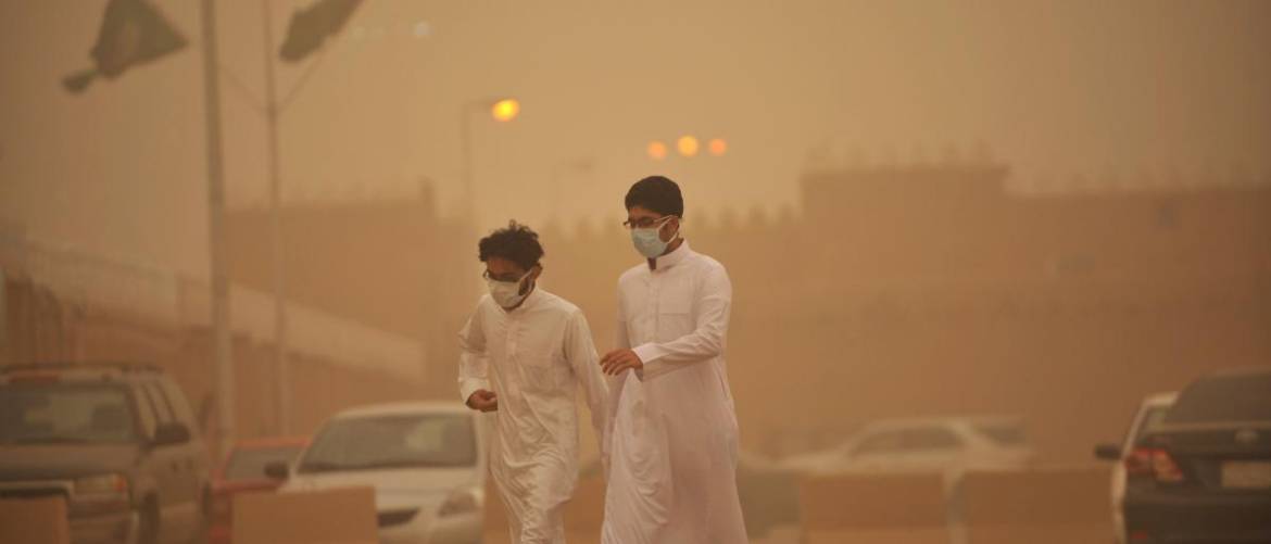 شاب سعودي يتاجر في غبار المنازل