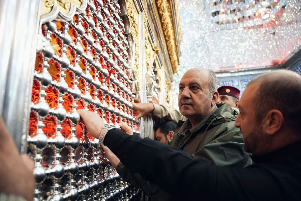 وزير الدفاع يزور عتبات كربلاء المقدسة برفقة المحافظ (صور)