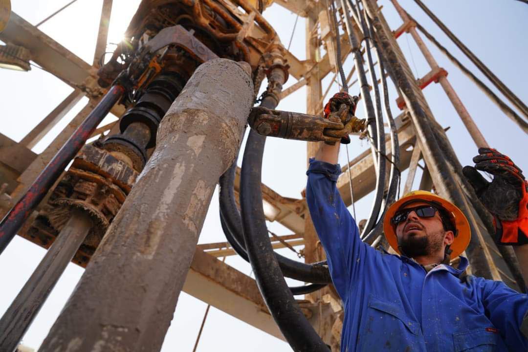 النفط تنجز حفر بئر نفطي جديد بعمق (٢٤٧١) مترا في حقل الزبير