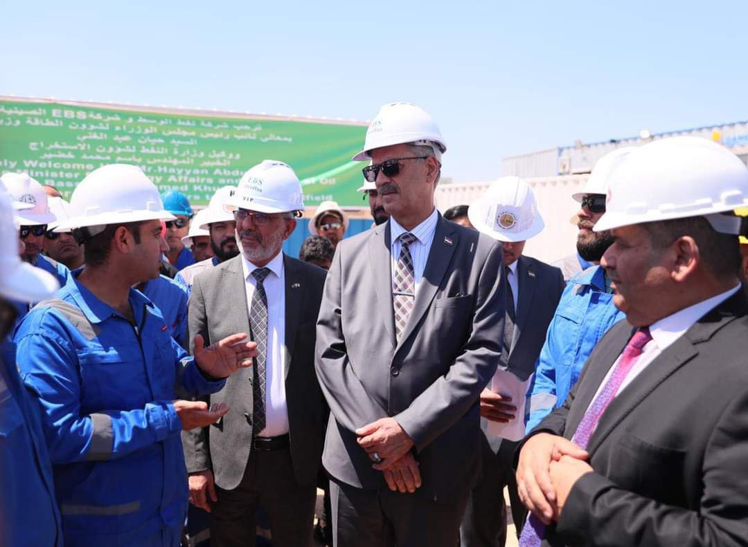 خلال زيارته  وزير النفط: سنصل بإنتاج حقل شرقي بغداد الى اكثر من 80 الف برميل  يوميا