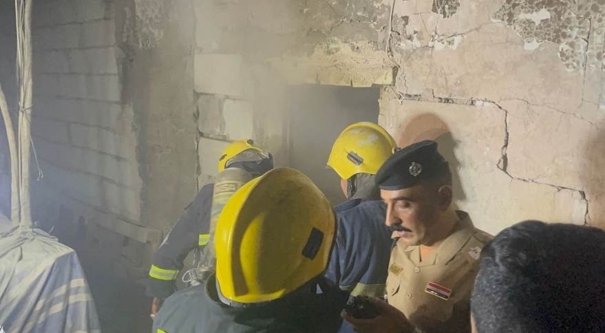 الدفاع المدني يخمد حريقا اندلع داخل مخزن في مركز مدينة كربلاء