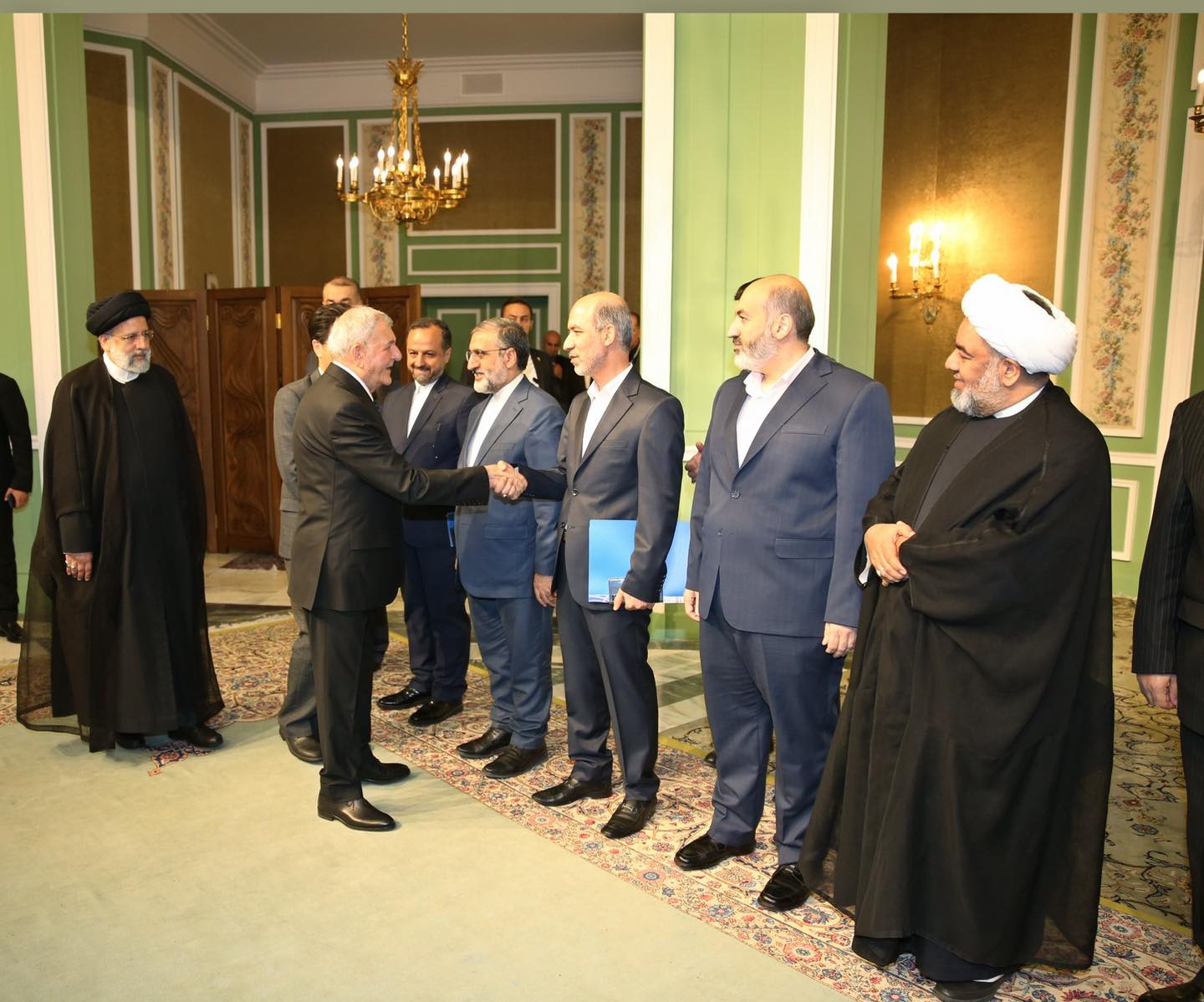 بالصور.. مراسم استقبال رسمية لرئيس الجمهورية في طهران من قبل الرئيس الإيراني