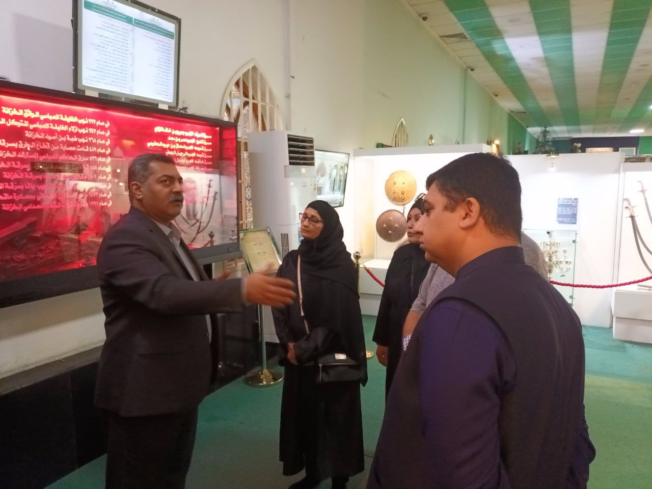 بالصور:السفير الباكستاني يزور مرقد الامام الحسين ويتحدث عن 300 الف زائر من بلاده يتواجدون خلال زيارة الاربعين