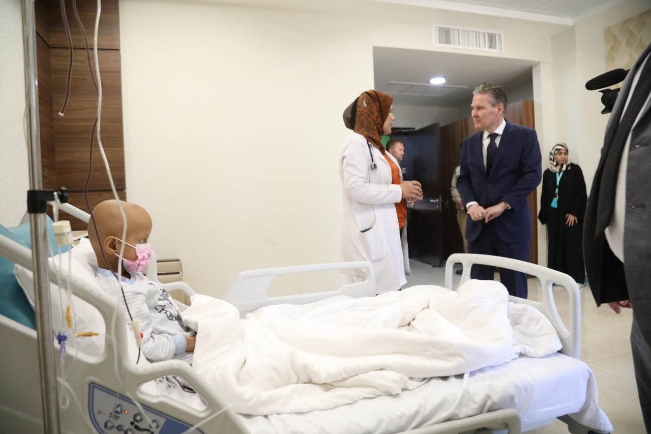 فيديو:السفير الهولندي يزور مؤسسة الوارث لعلاج الاورام في كربلاء: انا منبهر مما رأيته