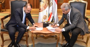 وزير العمل العراقي من القاهرة يمنح "المعاشات التقاعدية" لمصريين كانوا فى العراق