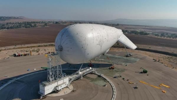 صحيفة عبرية: إسرائيل تراقب الأراضي الأردنية والسورية والعراقية واللبنانية بمنطادٍ متطور