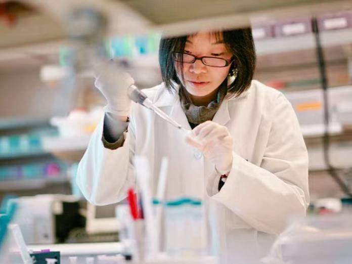 صحيفة أمريکية: نحن بحاجة إلی العلماء الصينيين