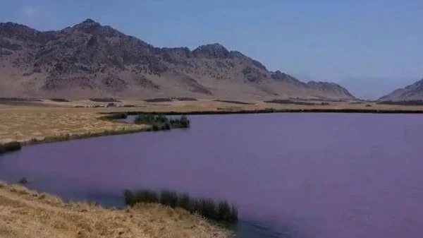 بحيرة يتغير لونها بحسب الطقس تثير الجدل في العراق