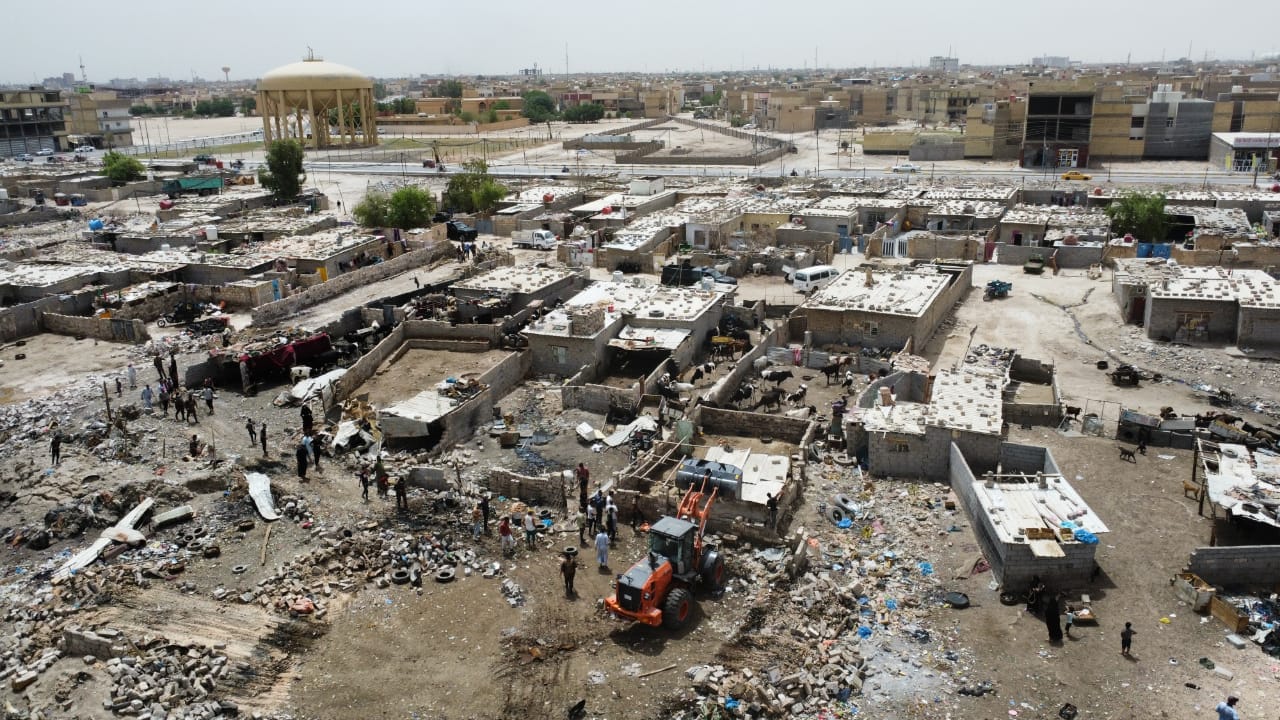 بعد الاشتباه بثلاث حالات بالحمى النزفية بالمحافظة: كربلاء تزيل العشرات من حضائر الحيوانات وسط المدينة (مصور)