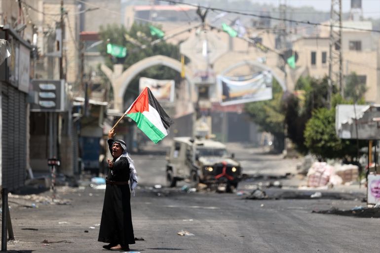 بالهتافات.. مُسن فلسطيني يواجه جنود الاحتلال الاسرائيلي عند مدخل مخيم جنين